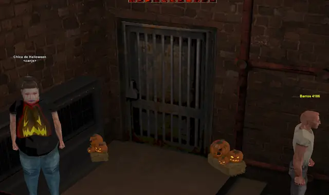 La puerta de la Cripta en los Sótanos principales, de noche, con la Chica de Halloween delante y las calabazas encendidas a los lados
