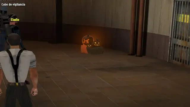 Un montón de calabazas con la vela encendida en un rincón del hall, de noche