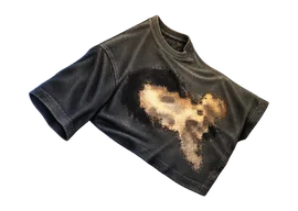 Camiseta oscura estampada